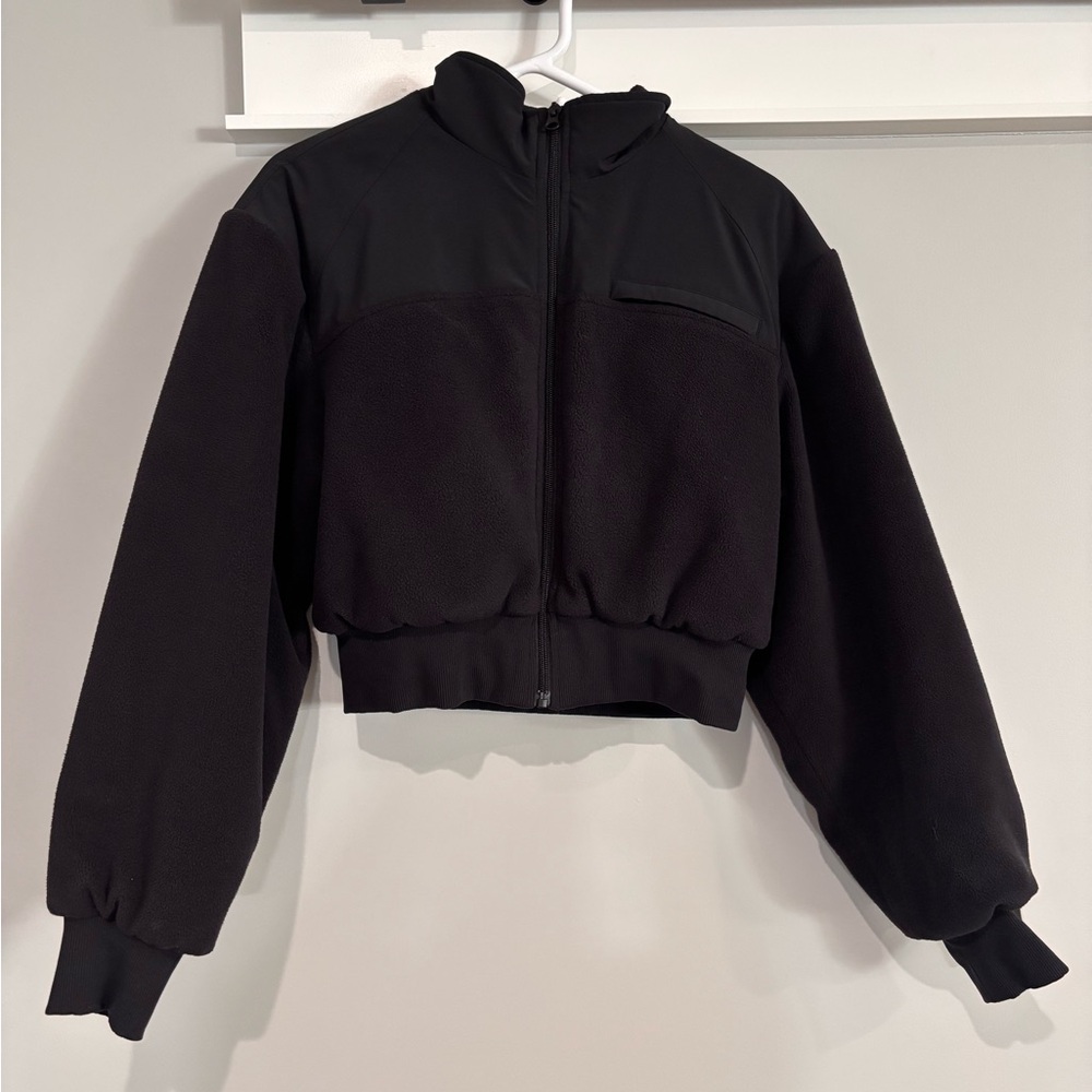 Alo Yoga Women’s Black Cropped Fleece Zip-Up – Size Medium – Great Condition